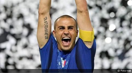 Italia se alza ganadora del torneo y el capit&aacute;n de la escuadra "azzurra" levant&oacute; la copa mundialista.