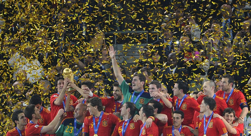 Iker Casillas y el resto de la selecci&oacute;n espa&ntilde;ola celebraron el triunfo por todo lo alto. (Foto: AFP)