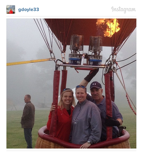 La entrenadora (centro) comparti&oacute; en la red social Instagram la foto previ&oacute; al ascenso del globo como parte del festival en Virginia, (Foto:Instagram) 