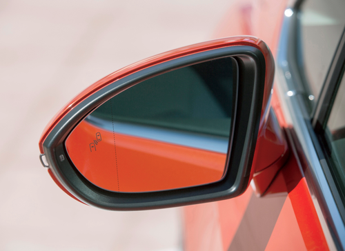 Detalle del sensor de &aacute;ngulos muertos, una de las innovaciones de el nuevo Volkswagen Golf Sportsvan. 