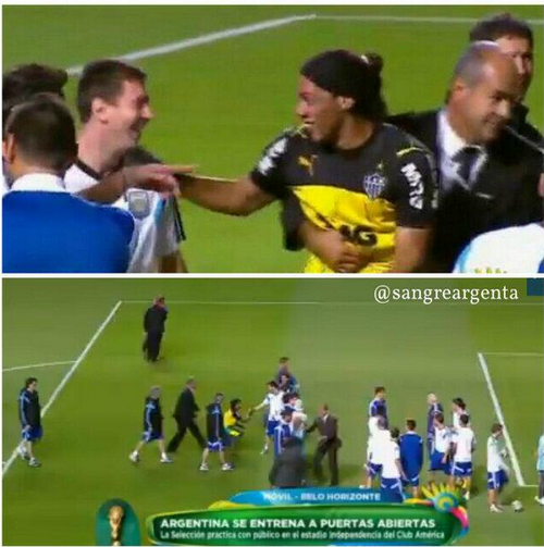 Un aficionado brasile&ntilde;o disfrazado de Ronaldinho ingres&oacute; a la cancha donde entren&oacute; Argentina, para saludar a Messi, el astro de Barcelona respondi&oacute; con sonrisas. (Foto: Twitter)