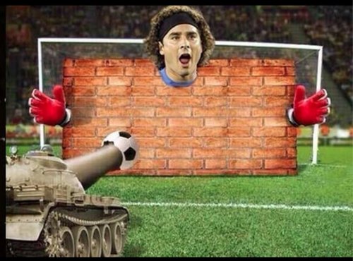 El humor mexicano se hizo presente en la celebración de las hazañas del arquero mexicano.