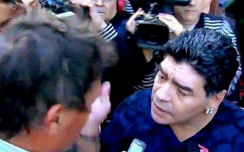 Maradona cachete&oacute; al periodista despu&eacute;s de reclamarle por invadir su privacidad. 