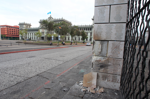 Da&ntilde;os en una de las columnas de la catedral. (Foto: Soy502)