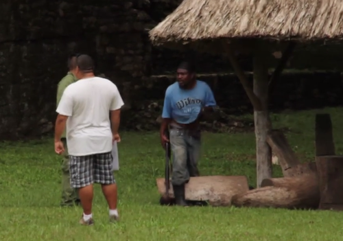 En el video se observa como el cuerpo del oficial asesinado es cubierto con troncos.