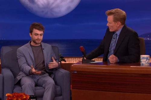 El actor dijo que nadie le avis&oacute; nada sobre la situaci&oacute;n del agua hasta despu&eacute;s de haber bebido el liquido contaminado. (Foto: YouTube)