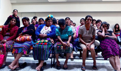 Las mujeres de Zepur Zarco una comunidad de El Estor, Izabal, fueron obligadas durante los años más duros de la guerra a servir a los soldados del destacamento donde además eran violadas sistemáticamente. (Foto: Prensa Comunitaria) 