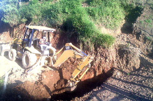 Para el operativo de destrucción de las rutas clandestinas o pasos ciegos, se utilizó explosivos y maquinaria pesada. (Foto: El Heraldo de Honduras) 
