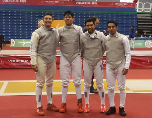 El equipo guatemalteco de esgrima, que consigui&oacute; la medalla de bronce en florete. (Foto: COG)