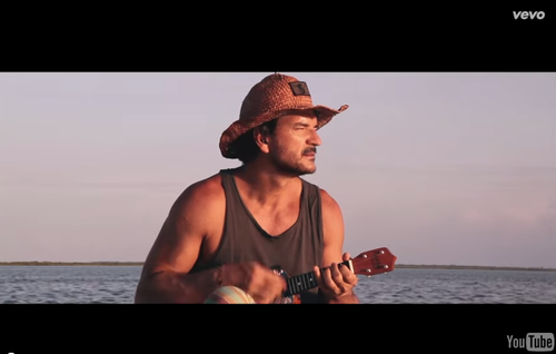 Arjona muestra fotos de su visita a Roat&aacute;n, Honduras. (Foto: Youtube) 
