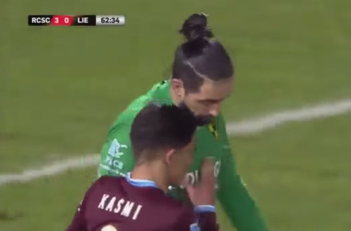 Luego de cometer el error, el guardameta fue animado por sus compa&ntilde;eros. (Foto: YouTube) 