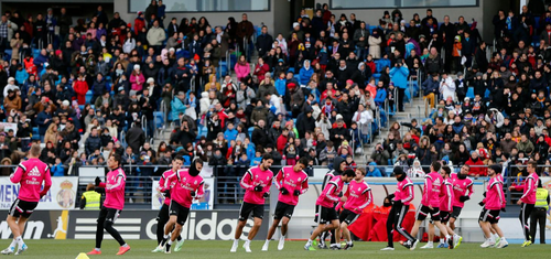 Los jugadores del Real Madrid fueron aplaudidos y apoyados por sus seguidores durante el entreno en el estadio Alfredo Di Est&eacute;fano. (Foto: Real Madrid) 