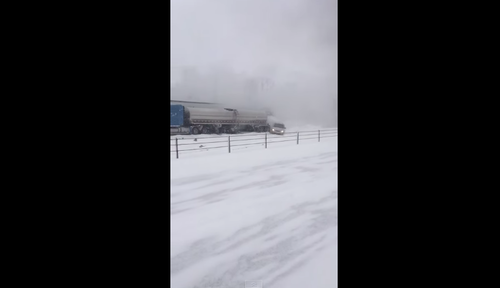 Varios carros chocan en aparatoso accidente por una carretera congelada, mira el resultado. (Foto: Youtube) 