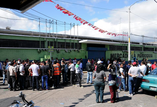 Integrantes de la Gremial de Carniceros de La Terminal y del mercado La Parroquia se enfrentaron por no cumplir el acuerdo en no adquirir el producto a los abastecedores. (Foto: Nuestro Diario)