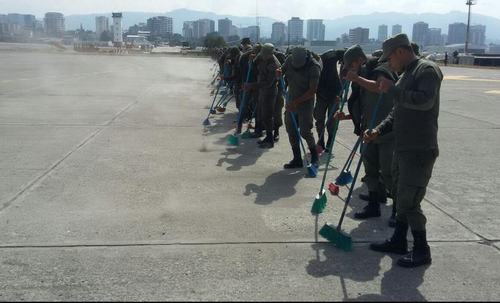 100 soldados se encuentran barriendo la pista de aterrizaje del aeropuerto internacional La Aurora. (Foto: Ej&eacute;rcito de Guatemala)
