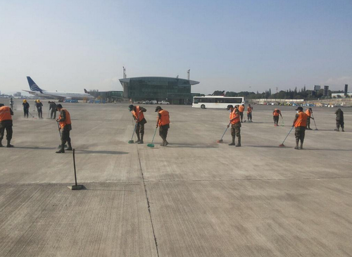 Soldados barren la pista de aterrizaje del aeropuerto "La Aurora" para que pueda reabrir este domingo. (Foto: Ej&eacute;rcito de Guatemala)