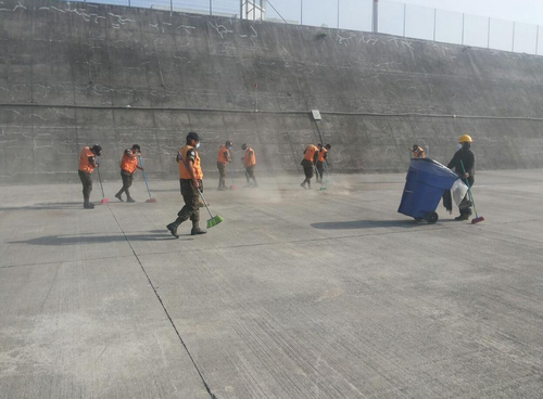 Cien soldados llevan horas trabajando para limpiar la pista de aterrizaje del aeropuerto internacional "La Aurora". (Foto: Ej&eacute;rcito de Guatemala)
