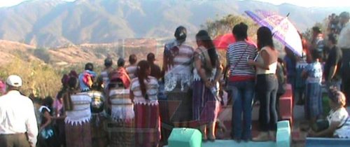 La profanaci&oacute;n de la tumba, caus&oacute; conmoci&oacute;n en el pueblo. (Foto: Kanal Cuatro Quich&eacute;)