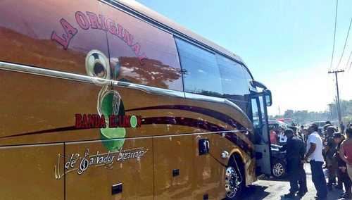 El bus donde viajaba La Original Banda El Lim&oacute;n de M&eacute;xico estuvo involucrado en el accidente donde murieron tres personas. (Foto: Radio Sonora)