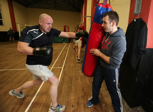 Antes de pelear, el padre Pierre Pepper se entren&oacute; con la ayuda de otros curas. (Foto: diariocorreo.pe) 