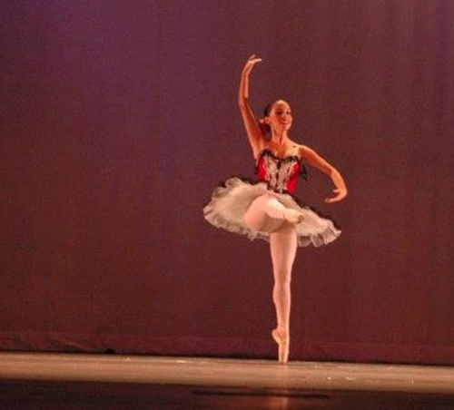 Nancy Cruz en una de sus presentaciones como balletista.