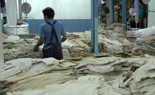 Los comerciantes que venden pescado seco en el mercado de La Terminal ten&iacute;an suficiente producto para atender la demanda. (Foto: Rolando Alvarado/Soy502) 