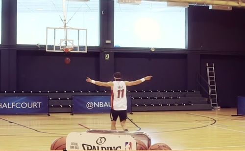 El delantero del Real Madrid celebra uno de sus encestes.