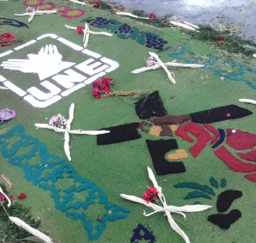 Esta alfombra fue realizada en Santa Mar&iacute;a de Jes&uacute;s, Sacatep&eacute;quez por el candidato a alcalde de la UNE. (Foto: Tomada de Twitter)