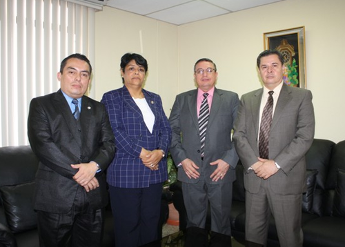 Mario Alberto Taracena, vicepresidente y María Contreras de Aragón, presidenta de la Asociación de Jueces y Magistrados durante la reunión con los Magistrados del TSE. (Foto: TSE)