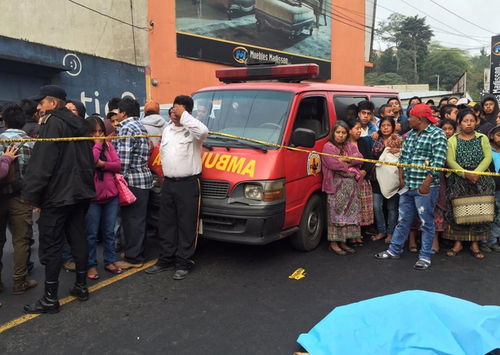 El cuerpo del ayudante de la unidad de transporte qued&oacute; tendido en la cinta asf&aacute;ltica tras el ataque. (Foto: Bomberos Voluntarios) 