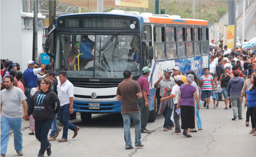 El color naranja en las unidades de Transurbano se resaltan el techo y en el logo de SIGA. (Foto: Rolando Alvarado/Soy502) 