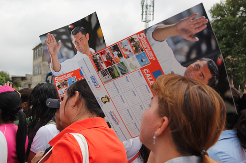 Varios calendarios con la imagen del alcalde fueron repartidos a los vecinos que acudieron a la inauguraci&oacute;n del Transurbano. (Foto: Rolando Alvarado/Soy502) 