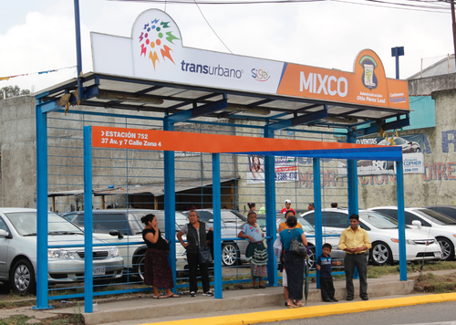 Las paradas del Transurbano tambi&eacute;n fueron pintadas con el color naranja. (Foto: Rolando Alvarado/Soy502) 