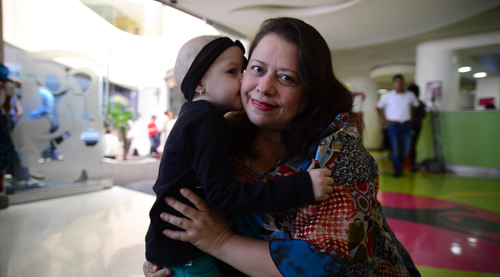 La peque&ntilde;a Dulce abraza a su mam&aacute; luego de gritar lo mucho que la quiere.