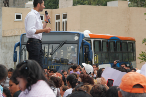 Los buses y paradas del sistema Transurbano tienen detalles en los colores del partido oficial. (Foto: Archivo/Soy502)