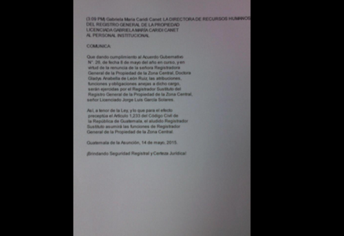 En la imagen se observa como una circular de Recursos Humanos de la institución, anuncia la baja de su titular.  (Foto: Registro de la Propiedad) 