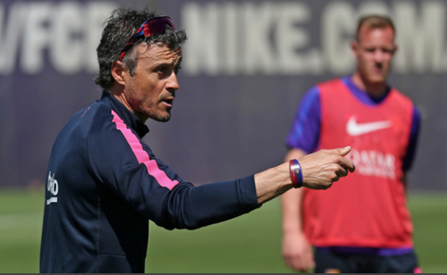 El t&eacute;cnico catal&aacute;n, Luis Enrique, luce la pulsera electr&oacute;nica que sustituye a las tarjetas de cr&eacute;dito y d&eacute;bito. (Foto: FC Barcelona)
