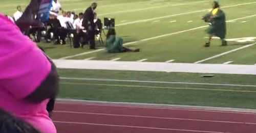 Esta chica vivi&oacute; un mal momento por culpa de sus zapatos. (Foto: YouTube)  