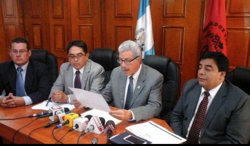 El Colegio de Abogados pidi&oacute; la renuncia del presidente Otto P&eacute;rez Molina este lunes en conferencia de prensa. (Foto: Archivo/Soy502)