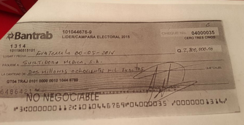 Esta es la copia del cheque entregado a Surtidora Médica S.A. por 2.8 millones de quetzales. (Foto: Gustavo. E. Méndez) 