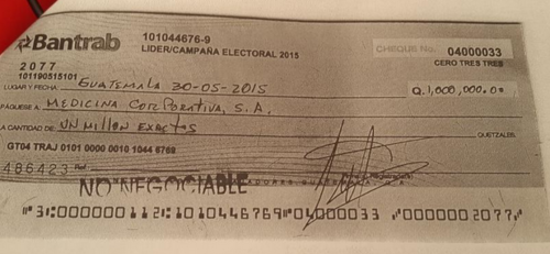 En la imagen se observa uno de los cheques entregados a Medicina Corporativa S.A. (Foto: Gustavo Méndez/Soy502)