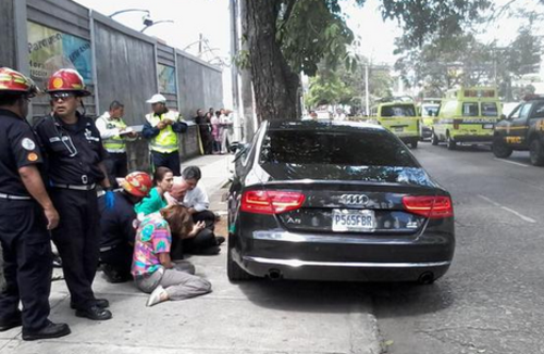 Los familiares del abogado reconocieron el cuerpo, que presentaba varios impactos de bala según los cuerpos de socorro. (Foto: Internet/Twitter) 