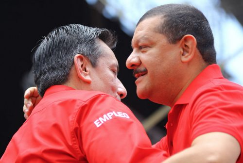 Una de las pocas fotograf&iacute;as en la que se le puede ver vestido de rojo, aunque de nuevo sin los logos del partido Lider. Se trata del d&iacute;a en el que p&uacute;blicamente pas&oacute; a ser parte de ese partido. (Foto: Archivo/Soy502)
