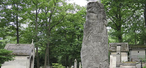 Miguel Angel Asturias est&aacute; enterrado en el cementerio del P&eacute;re Lachaise en una de las tumbas m&aacute;s visitadas que destaca por su estela maya. (Foto: rutascervantes.es) 