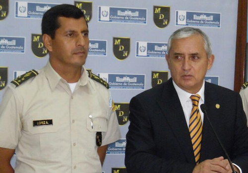 El ministro de defensa, Manuel L&oacute;pez Ambrosio, dejar&aacute; su cargo al finalizar el mes pues ya ha cumplido con su tiempo de servicio. Ser&aacute; el quinto cambio de ministro que deba hacer el Presidente desde el 16 de abril. 