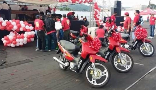 La celebración del día de la madre de la municipalidad de Santa Catarina Pinula se convirtió en un mitin político donde se rifaron motos y un carro.