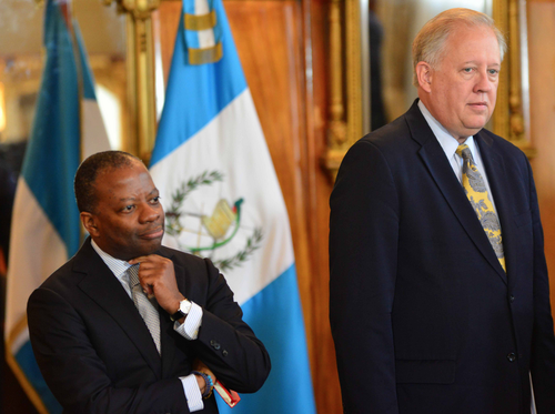 El embajador Todd Robinson junto al consejero del Departamento de Estado, Thomas Shannon, en su última visita al país. Esta vez, no llegará a Casa Presidencial. (Foto: Archivo/Soy502)