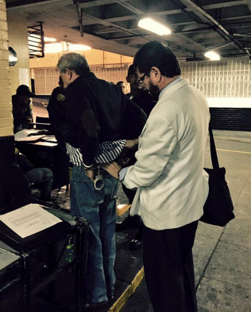 Un médico revisa la columna de César Medina, supuesto operador del caso, llamado por el MP y Cicig como Redes. (Foto: Evelyn de León/Soy502) 