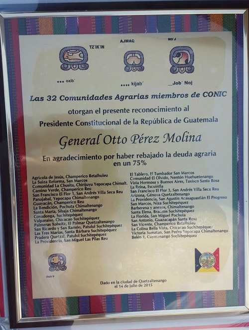 Conic le entreg&oacute; este reconocimiento al presidente Otto P&eacute;rez Molina en su aniversario. (Foto: Presidencia)