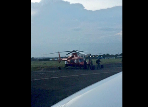 En Twitter fotografías publicadas por varias cuentas trascendió la llegada de Baldizón a El Salvador.  (Foto: Twitter/Gustavo Berganza)